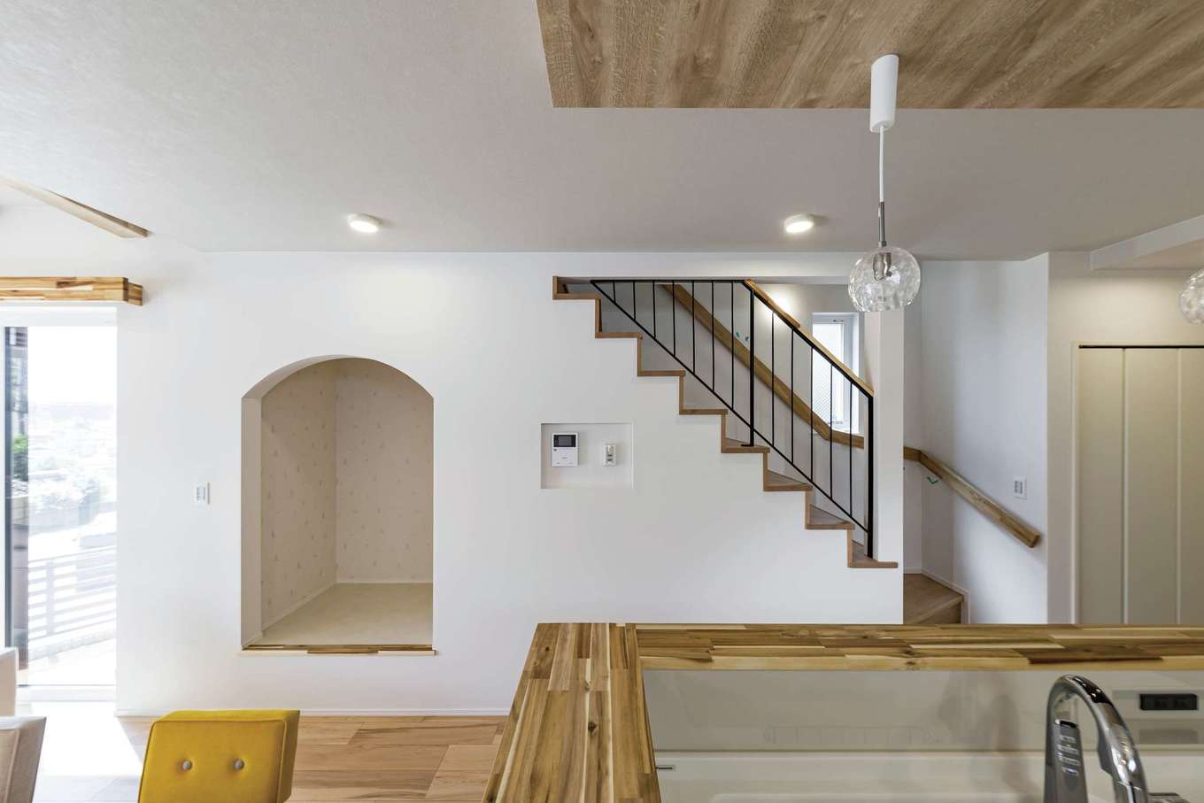 Gate air house/阿部住宅【子育て、自然素材、省エネ】階段下の空間を有効活用してつくった「ヌック」。子どもたちが遊んだり昼寝したり。キッチンから目が届くので奥さまも安心♪