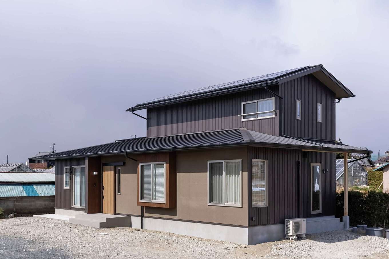 住まいるコーポレーション｜ほぼ1階で生活するため、2階はコンパクトに収めた。軒を深く出すパッシブデザインを採用したことで夏の直射日光を遮り、太陽高度の低い冬は、室内の奥まで光を招き入れる。広い庭と駐車場をこれから少しずつアップデートしていくのが楽しみ