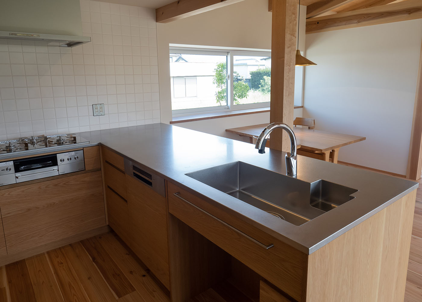 石牧建築【デザイン住宅、子育て、平屋】オリジナル造作のキッチン。L字型にすることで、場所を取らずに家事効率もUP。家族との会話を楽しみながら料理できるのがうれしい