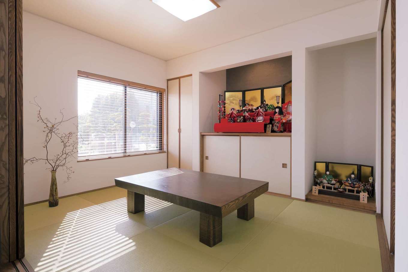 神谷綜合建設 カミヤの家【収納力、間取り、スキップフロア】LDKとひと続きになる和室は、建具類まで『カミヤの家』オリジナル。子どもたちが、寝転がったり走り回ったり、遊び場としても大活躍