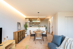 開放感のあるLDKは温かみのある木材が使用され、リビングとダイニングキッチンが一体化している。リラックスした雰囲気の中で家族が集う空間である。