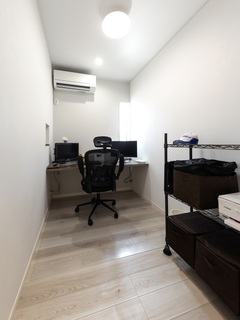 コンパクトで効率的な作業が可能な書斎スペース。モニターを置いても手前のスペースに余裕がるようにカウンターの奥行きのサイズを調整。シンプルなデザインでお気に入りの椅子とデスクを配置できる。自然光が入り、心地よい作業環境を提供。