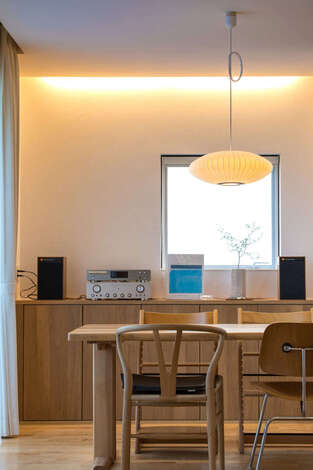小窓・造作収納・ペンダントライトのバランスを吟味しながら配置した。イメージ通りの景色が実現した大好きな場所