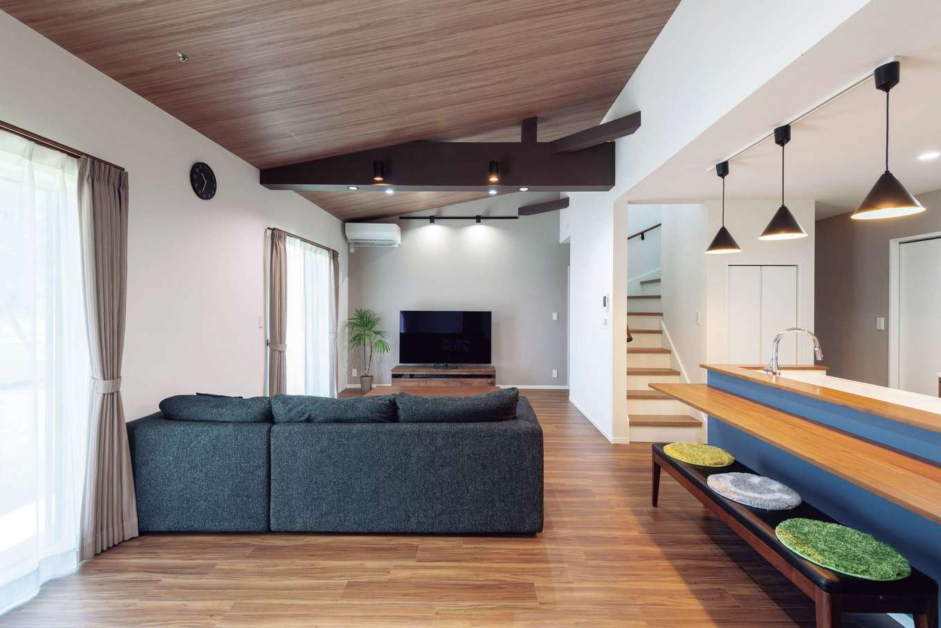 Nhouse【1000万円台、省エネ、間取り】16畳ものリビングは遮るものがなく、勾配天井の効果も相まって数字以上に広々と開放的。これだけの大空間でも、ダブル断熱と全熱交換システムのおかげで、真冬もエアコン1台で快適な室温を保てる