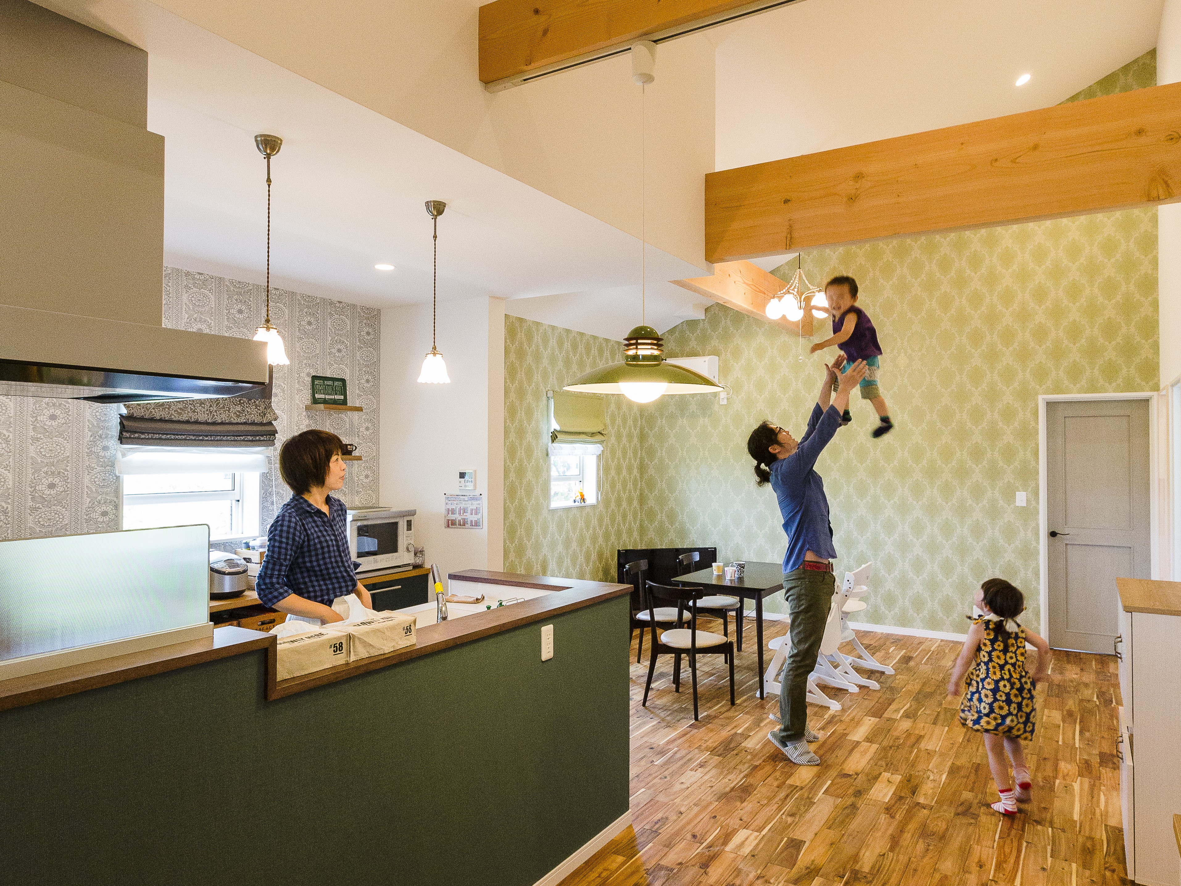 ひだまり工房【デザイン住宅、子育て、平屋】天井を高く取り、平屋とは思えないほどの開放感を実現した約32畳のLDK。キッチンから家族の様子がいつも見渡せるので、奥さまも安心です。無垢の床はキズが目立ちにくく、高級感のあるアカシアを採用しました。
