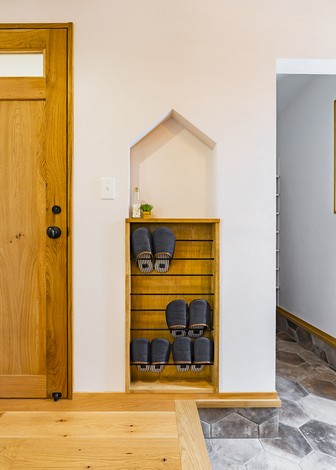 家型のニッチにスリッパ収納を設置