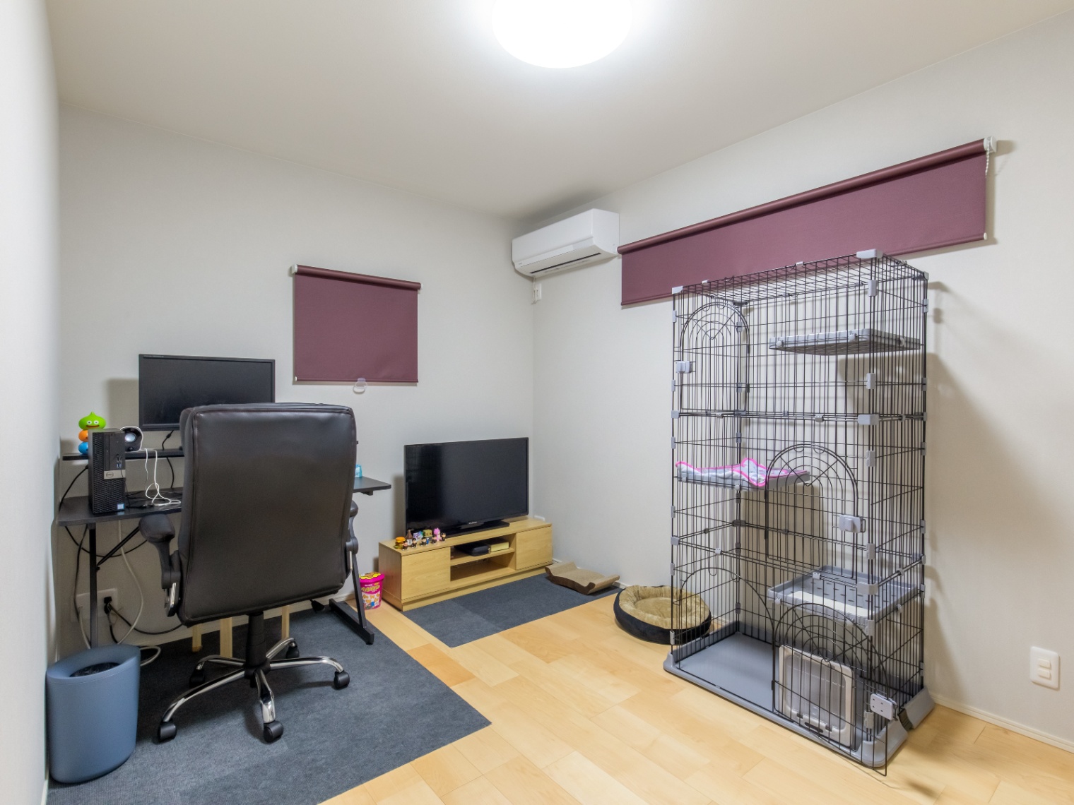 ユースタイルハウス　上村建設｜デスクとチェアが配置され、愛猫用のケージが併設されているので、
愛猫と一緒に過ごせる空間である。