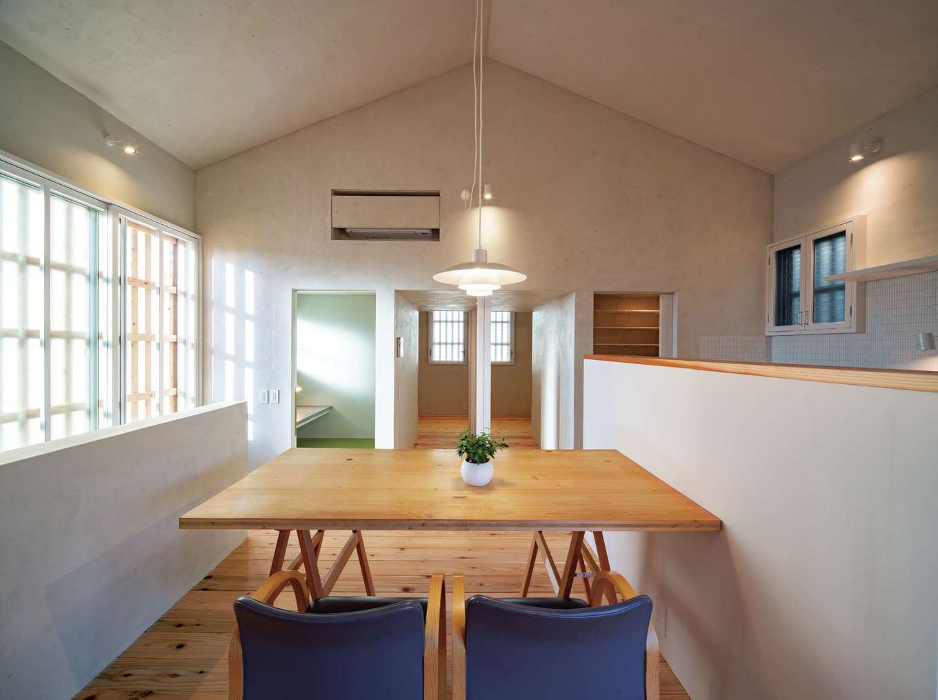 建杜 KENT（大栄工業）【デザイン住宅、間取り、建築家】2階に位置するLDK。モダンでシャープな外観とはまた違った雰囲気。内装は全室、壁から天井まで砂漆喰になっており、落ち着きのある空間に仕上げている。三角屋根の向こうは2間続きの子ども部屋