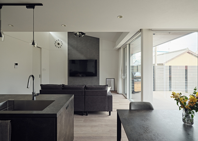 庭に面して連続的に窓を設けてあるため、キッチンに立つと室内だけでなくドッグランまで一望できる。リビングの勾配天井にはハイサイドライトを設けてあり、北側から安定的な光を得ることができる