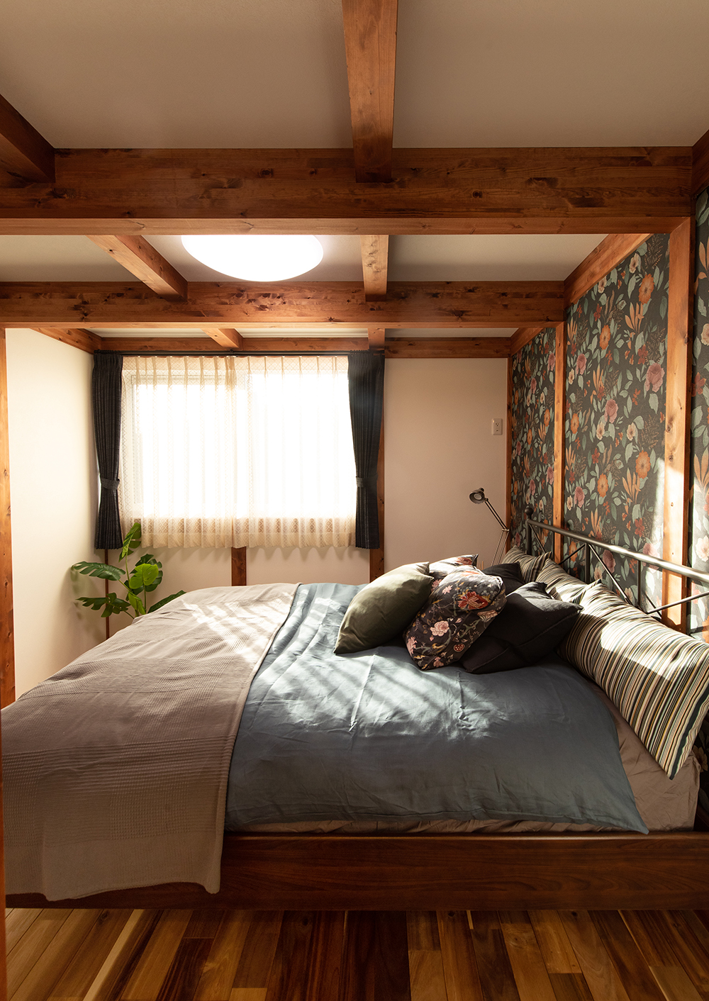 サイエンスホーム【静岡市葵区羽鳥本町4-32・モデルハウス】木の香りが安らぎをもたらす寝室。印象的なアクセントクロスを用いることで独創的な空間に