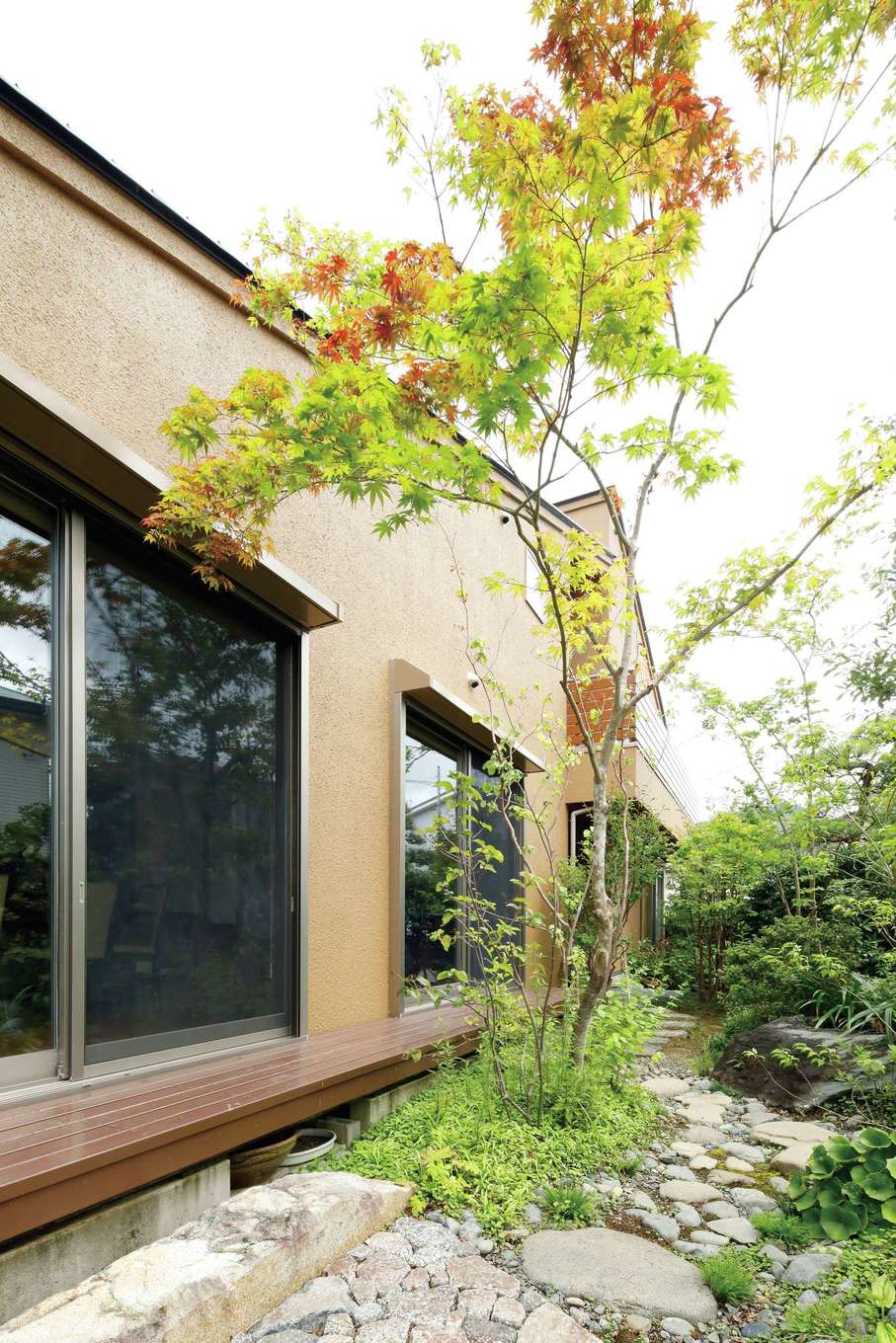瀧建設 一級建築士事務所【和風、高級住宅、建築家】「木が風にそよぐ景色が好き」とお母さま。リビングに沿ってL字型に配置されたウッドデッキが外と内とをつなぐ