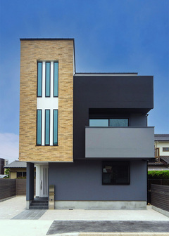 クラシックな雰囲気を放つ、屋上バルコニーを備えた3階建の家