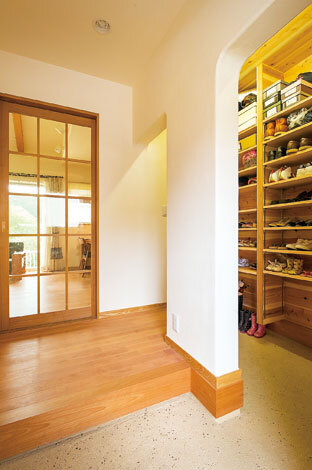 収納側にも上がりかまちがあり、出入り可能。家族の靴はたっぷり収納できるシューズボックスに