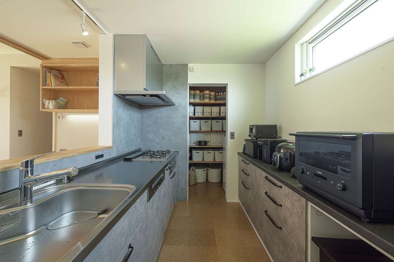 仲田工務店【趣味、自然素材、間取り】キッチンと大容量のパントリー