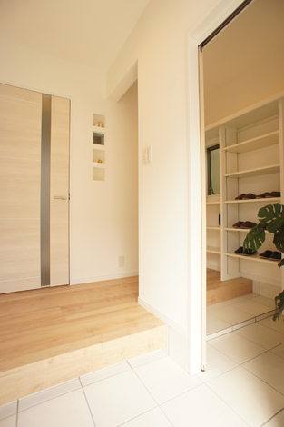 小野田産業～designers house project～【1000万円台、デザイン住宅、間取り】玄関横のシューズクロークに生活感のあるモノをすべて収納することで、メインの来客用玄関はいつもすっきりと美しくなる