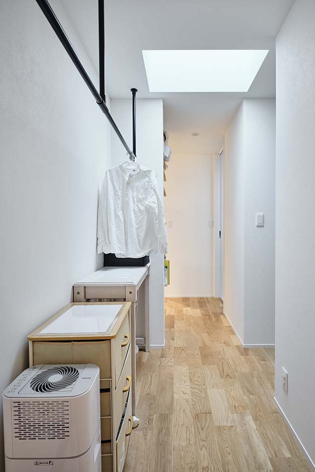 平屋建築ブルーハウス【ペット、建築家、平屋】室内干しスペースの天井部分には天窓を設置。暗くなりがちな廊下にも太陽光が招かれ、室内を明るく照らしてくれる