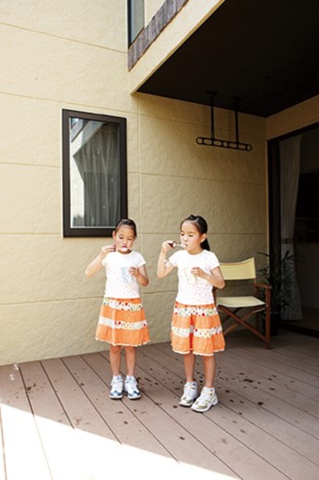 デッキで遊ぶ孫たちをキッチンから確認できるのもこだわり