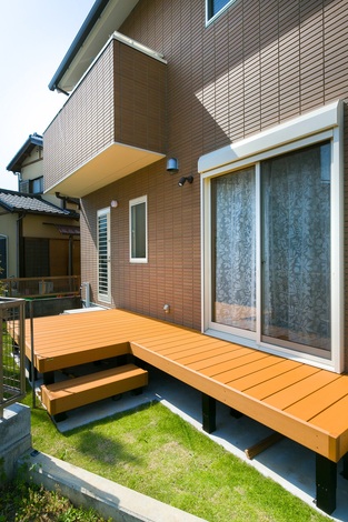 リビングの掃き出し窓からつながるデッキ。おばあちゃんちの縁側のような雰囲気も。天気の良い日は、のんびりひなたぼっこ