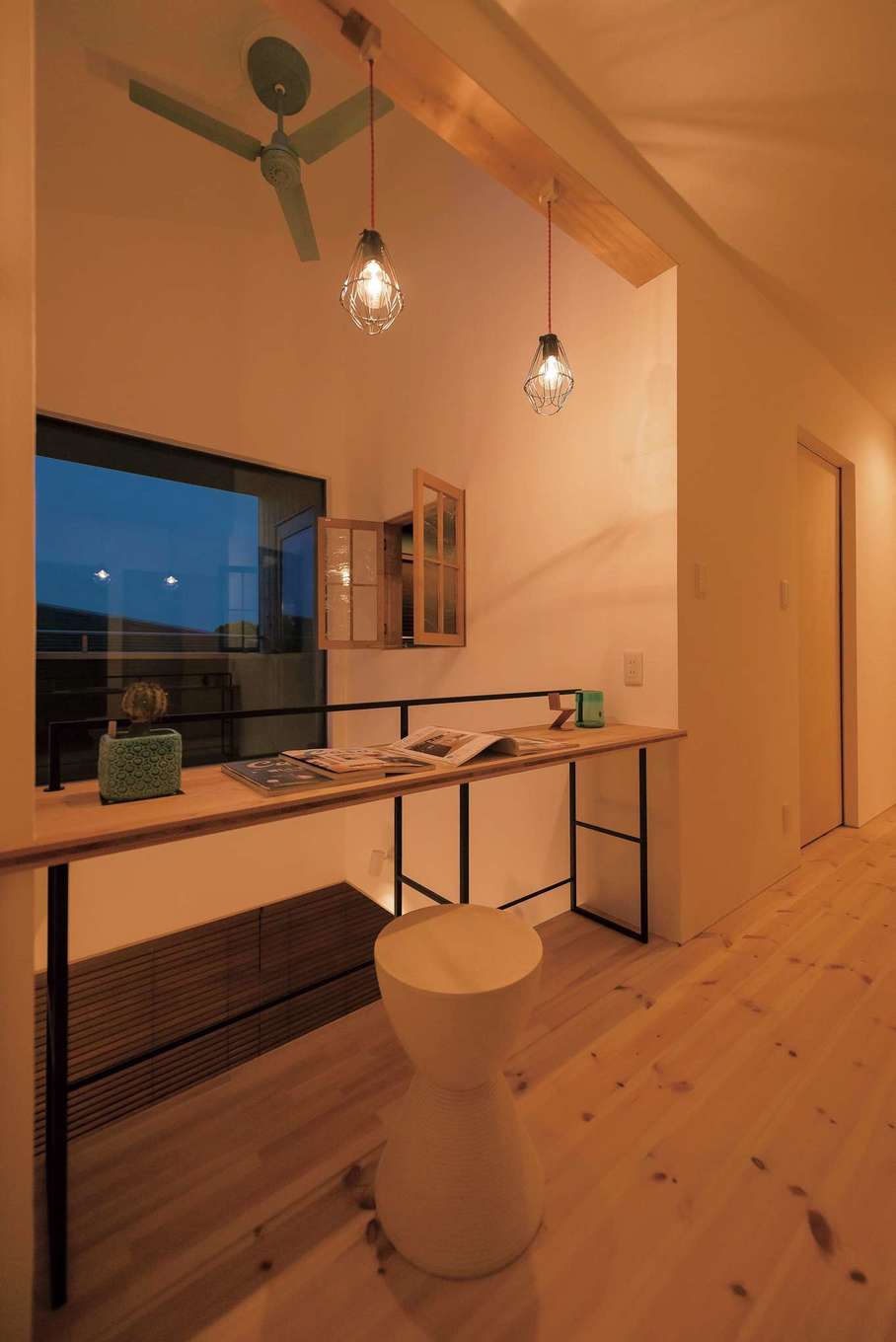 Hands Works（アオイ建築）【デザイン住宅、夫婦で暮らす、間取り】奥さまが希望した読書のための小さなスペース。カウンターを吹き抜け側に逃がし、廊下が狭くならないよう配慮