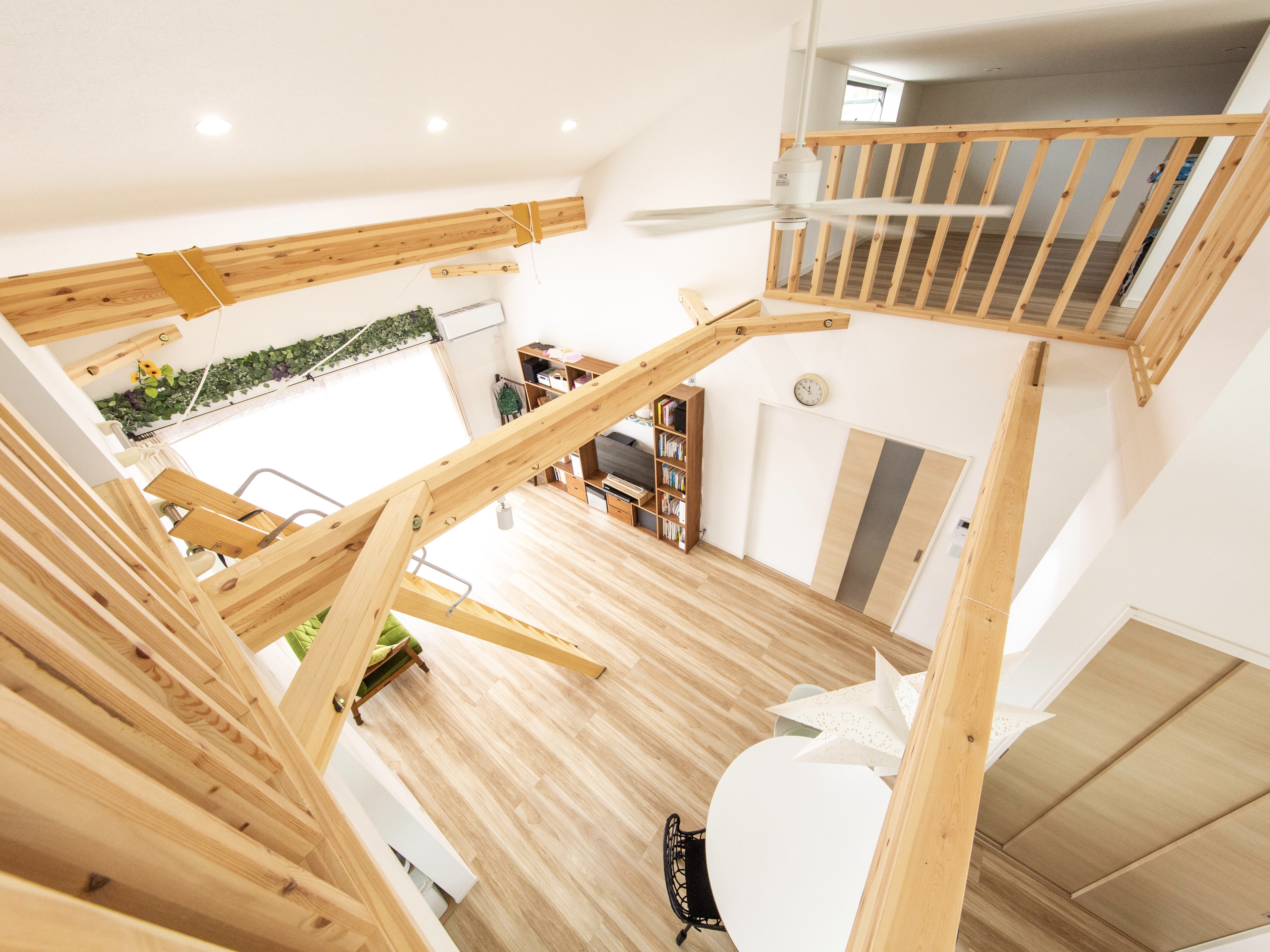 エスホーム｜一般的な住宅よりも７cmほど高く、勾配天井と相まってかなりの高さに感じられる。ロフトから眺めたLDKは広々としている。