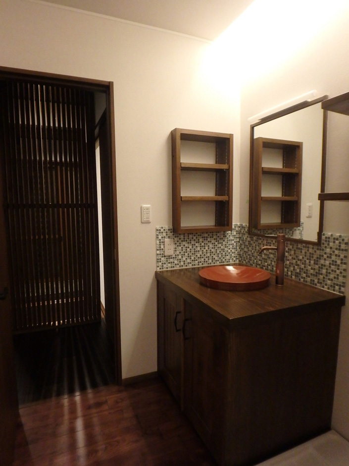 TDホーム静岡西 ウエストンホームズ【デザイン住宅、自然素材、平屋】造作洗面台を設けた洗面台。周囲をタイルで囲み、洗面、蛇口に至る細部までセンスが光る