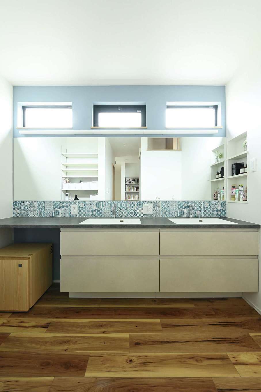 絆家（きずなや）【デザイン住宅、子育て、二世帯住宅】ワイドな洗面台を採用し、朝の支度もスムーズに