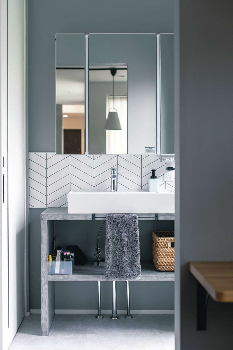 コットンハウス【デザイン住宅、省エネ、間取り】奥さまがこだわったモルタル仕上げの造作の洗面台