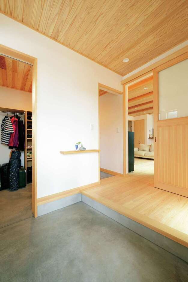 玄関ホールは、家族が出入りする土間収納のつくりや、ちょっとした雑貨を飾ったりはんこ置きにしたりと便利な棚をつくるなど、使いやすさの工夫も