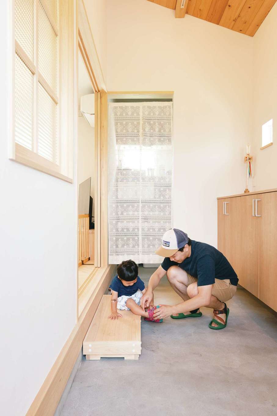 福工房【デザイン住宅、子育て、自然素材】土間は同社の代名詞。奥にはたっぷりの収納を用意