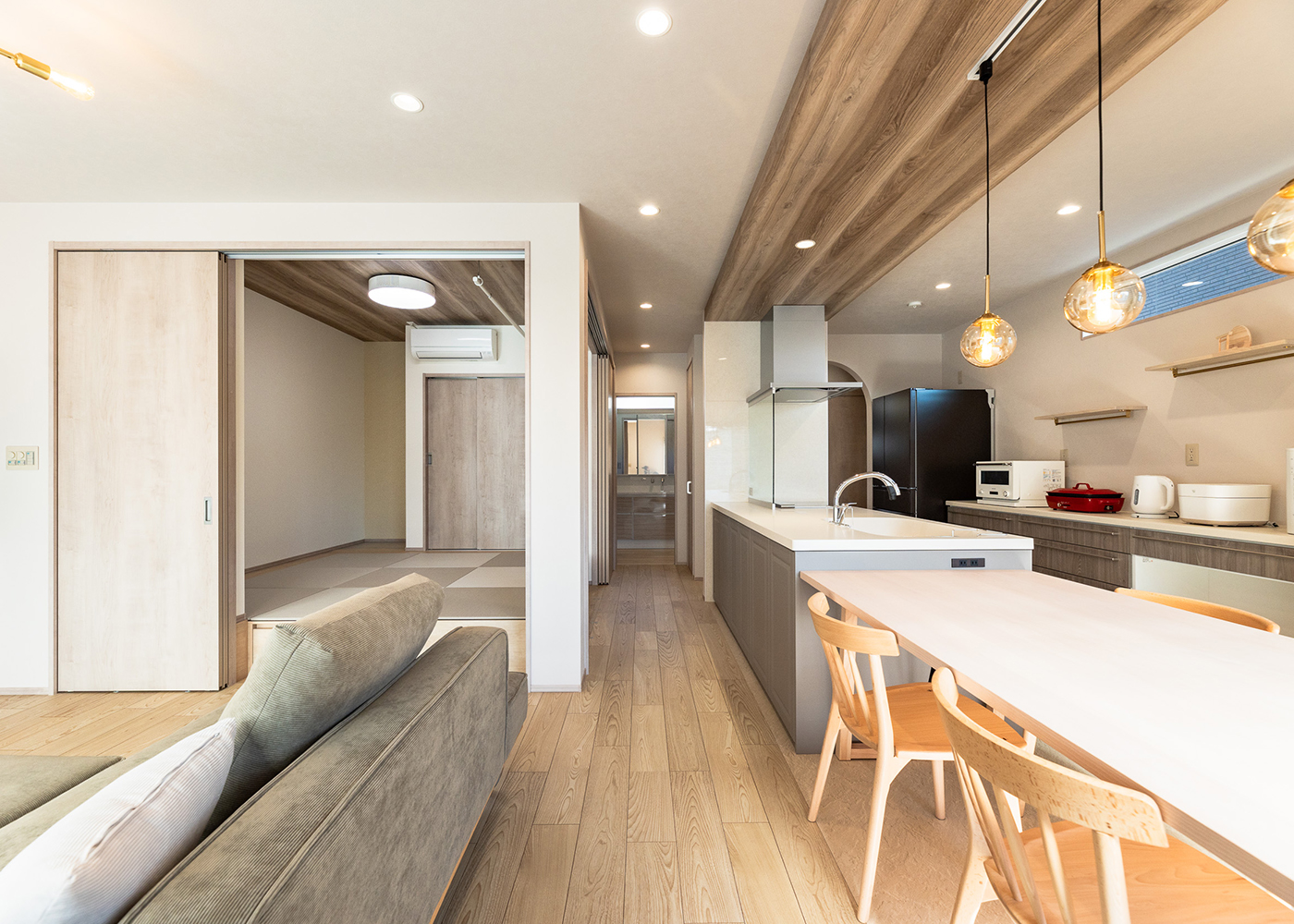 シバタ建設【デザイン住宅、省エネ、間取り】ゆったりとした広さがあるLDKは、夫婦共通の希望。漠然としたイメージも打合せを重ね明確になり、グレージュカラーで統一した大好きな韓国カフェ風のインテリアが完成