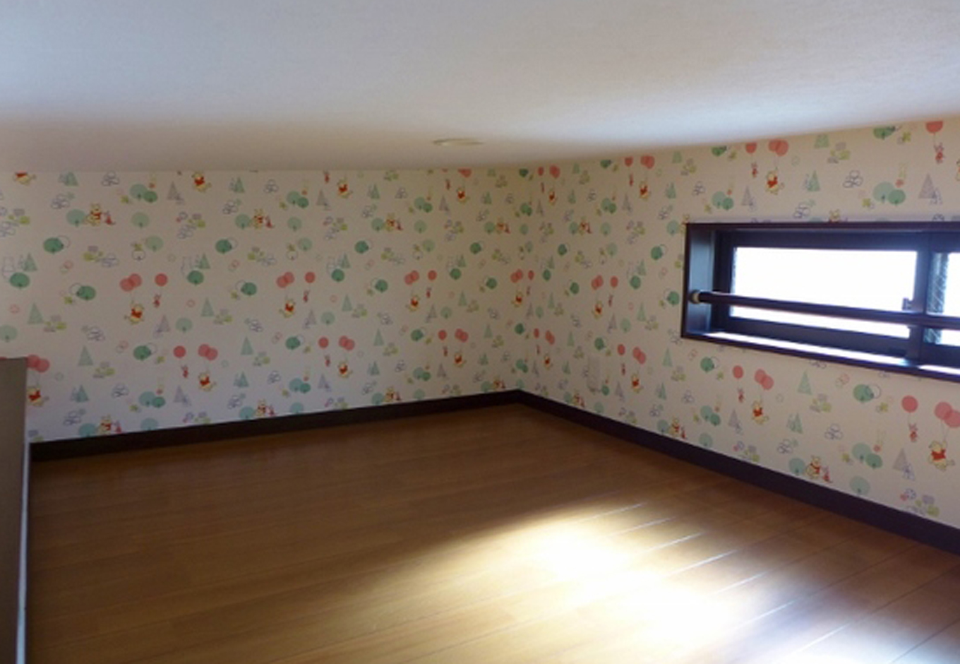 建築システム（狭小住宅専門店）【1000万円台、狭小住宅、ガレージ】ロフトの広さは３帖ほどで高さは低いが、基地的スペースに子供達は大喜び