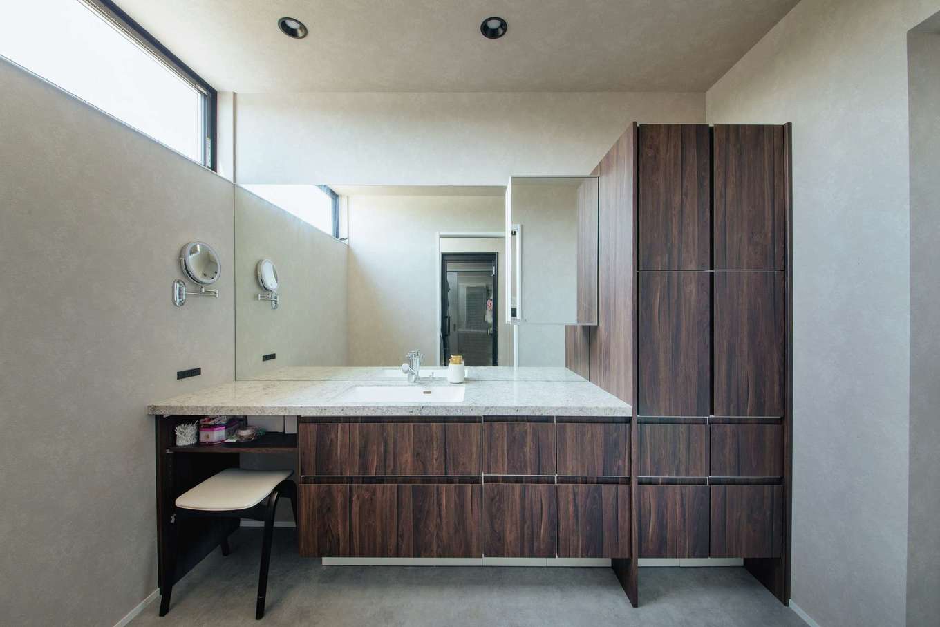 SEVEN HOUSE/セブンハウス【デザイン住宅、子育て、間取り】2階の洗面脱衣室。明るく、2〜3人が並んで歯磨きできる余裕の広さ。部屋干しもでき、共働き夫妻の家事時間短縮に貢献。各居室からも近くなので利用しやすい