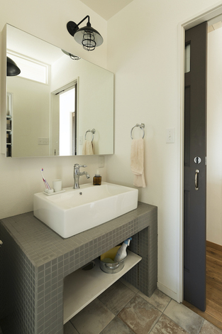 洗面所は無彩色で統一し洗練された印象に