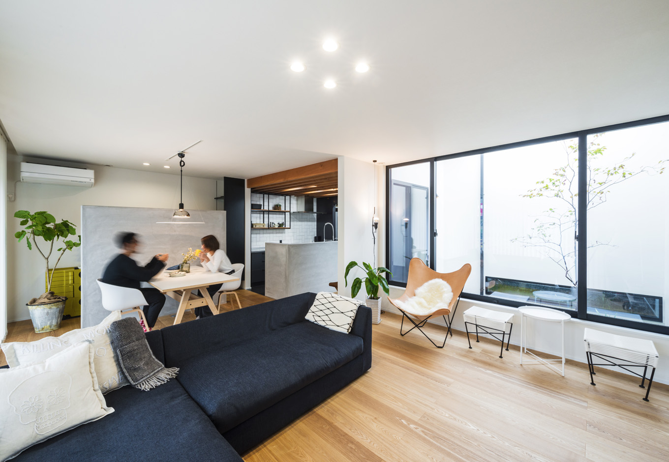 S.CONNECT（エスコネクト）【趣味、夫婦で暮らす、平屋】中庭から光と通風を確保したリビング。床はアッシュタモを使用