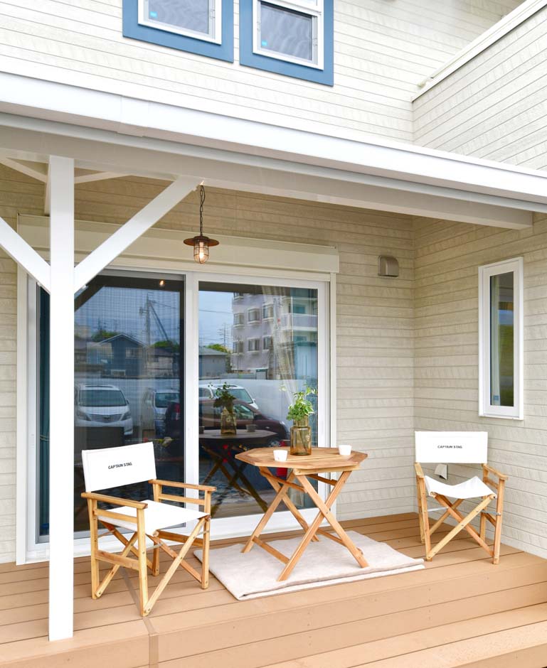 静鉄ホームズ【デザイン住宅、趣味、インテリア】カバードポーチ風に演出されたウッドデッキ。ご家族だけでなく友人たちが自然と集まってくることができるスペースとなった。