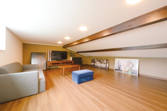 固定階段で重い荷物でも安心 17.6畳の広～い小屋裏収納