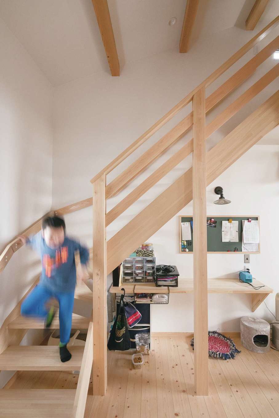 福工房【子育て、間取り、自然素材】階段下も有効活用