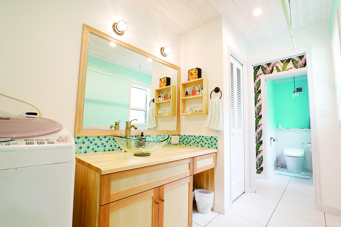 ジェネラルアメリカンホーム【デザイン住宅、趣味、ガレージ】洗面台にガラスボウルを取り入れたのは奥さまのアイデア。廊下の壁紙はリーフ柄を選んだ