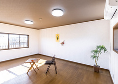 2階の角にある洋室も明るい空間に変身