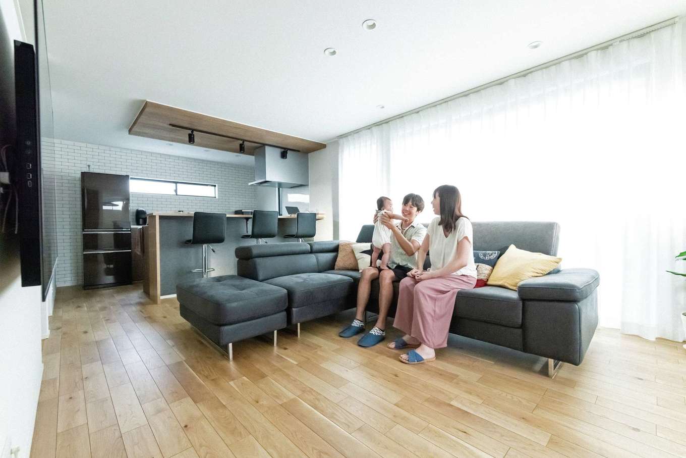 HAPPY HOUSE（山田工務店）【デザイン住宅、間取り、スキップフロア】天井の高さのカーテンレールやハイタイプのドアなど、LDKには開放感を演出する工夫が溶け込む