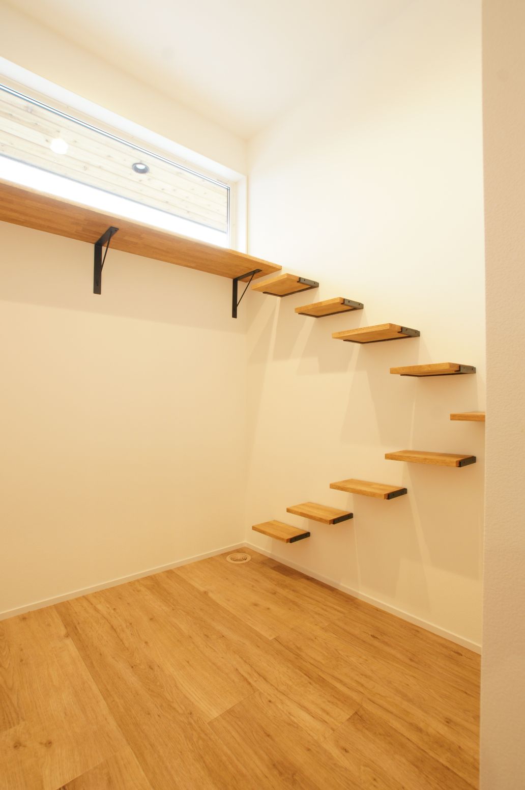 RIKYU 一級建築士事務所【間取り、ペット、建築家】1坪の猫専用部屋。キャットウォークを登って窓から外を眺めることもでき、猫ちゃんがストレスフリーな空間を実現。入口のドアをガラス張りにしたり、格子を設けたりと、家族が中の様子を見やすいようにしている
