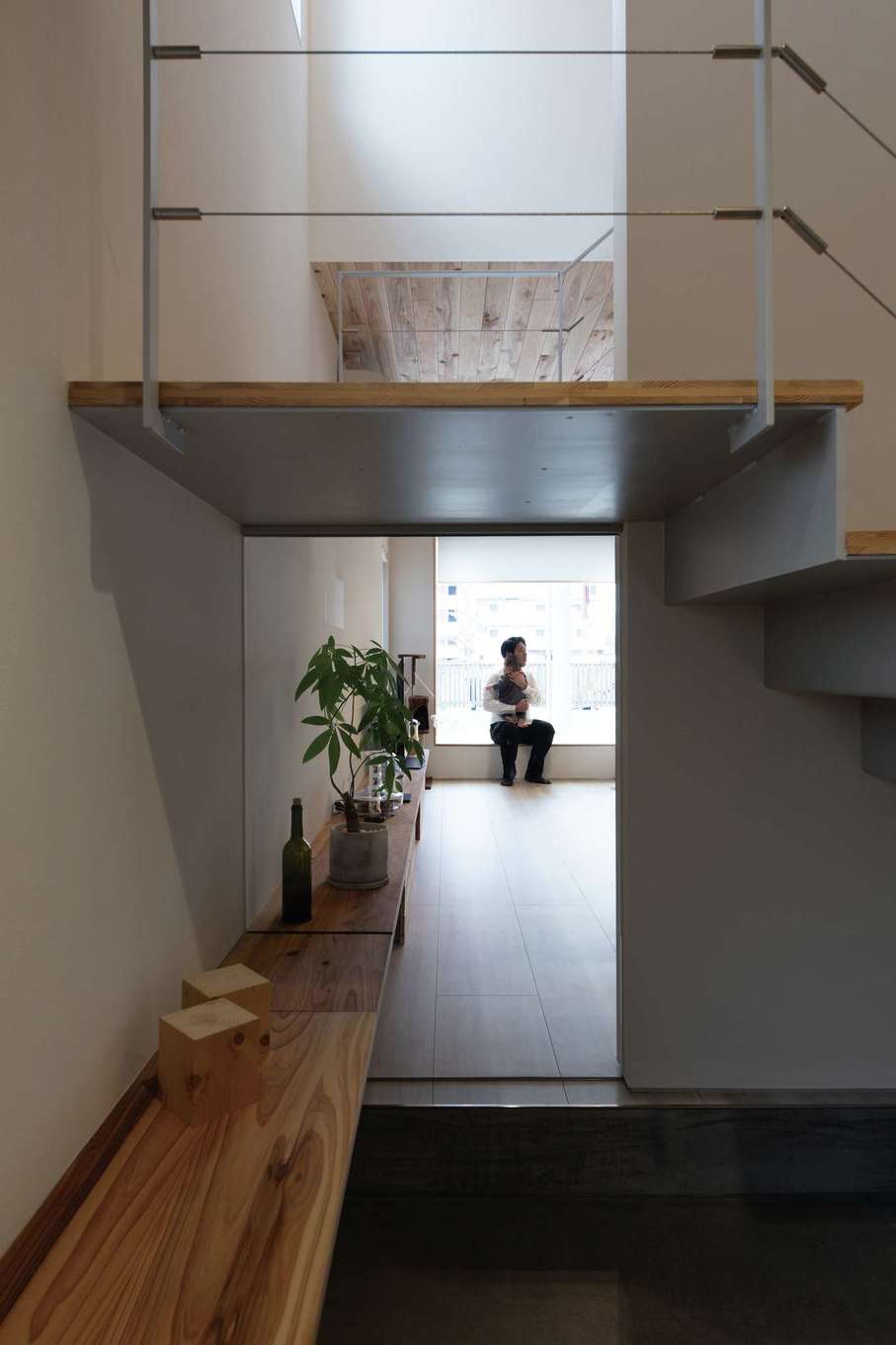 建杜 KENT（大栄工業）【デザイン住宅、収納力、間取り】庭に面した窓辺には、無垢材のベンチを造作。座面の下は収納スペース。サイドに設けた棚には互い違いに穴をあけ、愛猫が遊べるキャットタワーに