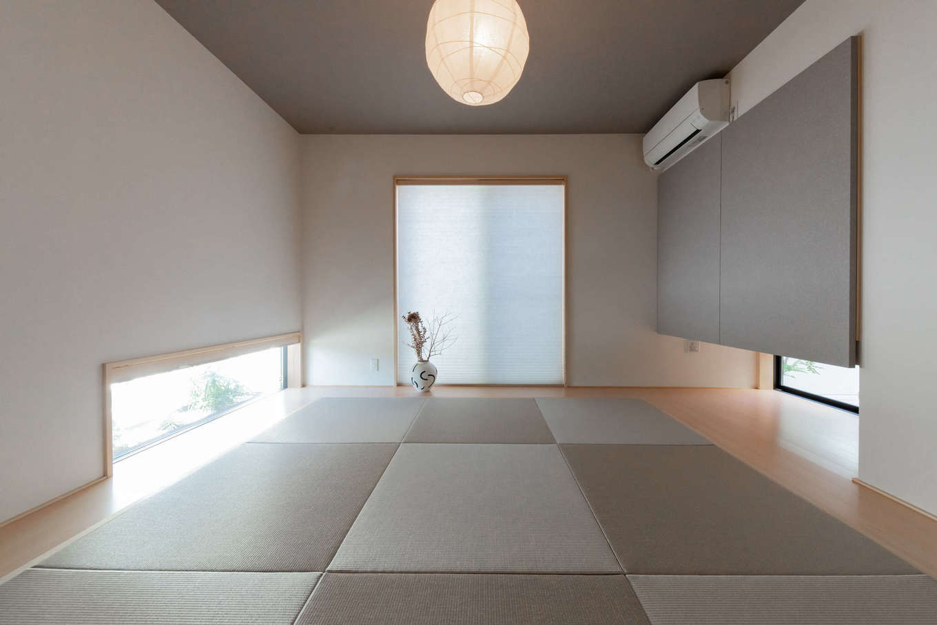 幸和ハウジング【デザイン住宅、夫婦で暮らす、ガレージ】琉球畳を敷いてシンプルにしつらえた和室。ホームパーティの際には子どもたちの遊び場として活躍。ゲストルームとして寝泊まりに利用することも