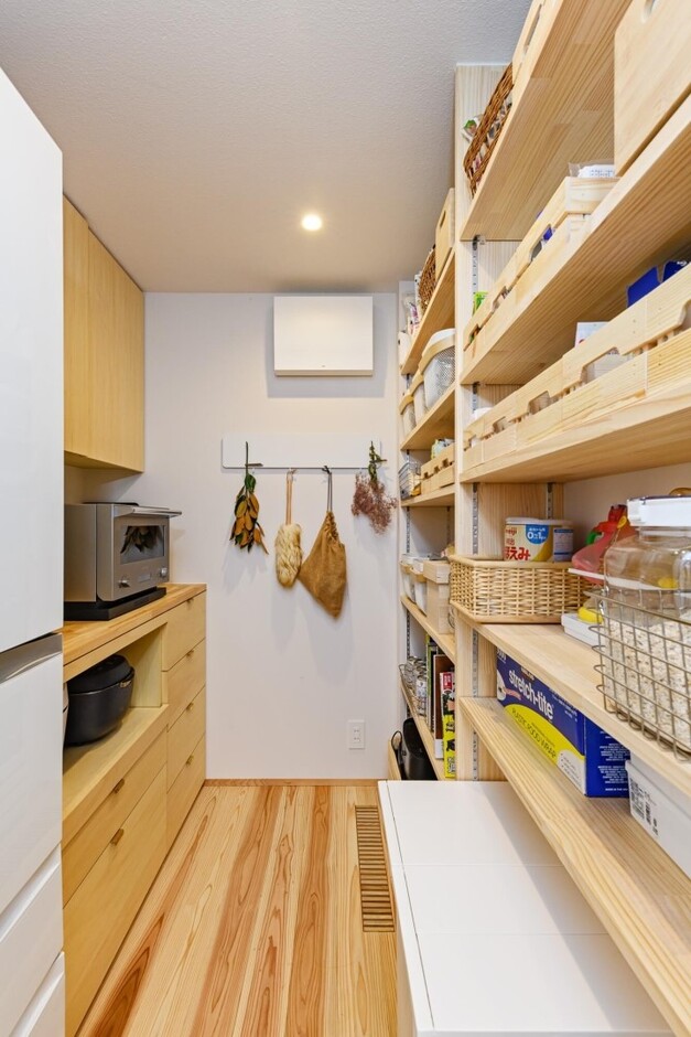 LDKからは見えない位置のパントリー。