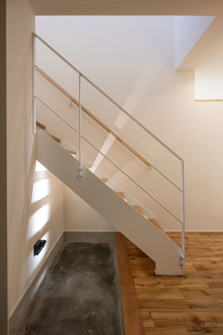 一部を鉄骨に。ゆとりを与え、光も行き渡る