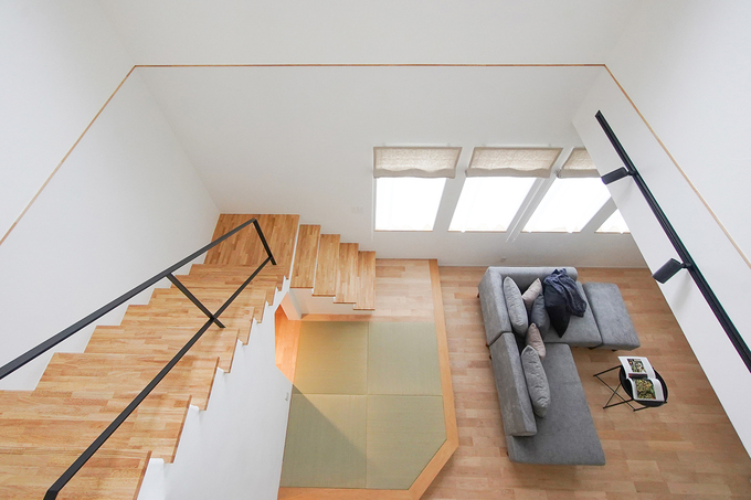 2階から吹き抜け空間を見下ろせば、いつも家族の気配が感じられる。窓のプランニングにも細心の注意を払う『花みずき工房』では、窓ガラスも遮熱タイプや断熱タイプなどを方角に合わせて使い分けている