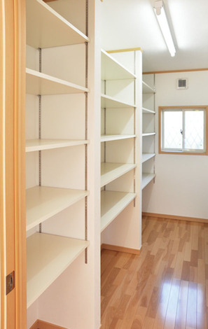 棚を自由に組み替えて、いつでも整理整頓ができるようなシステム収納