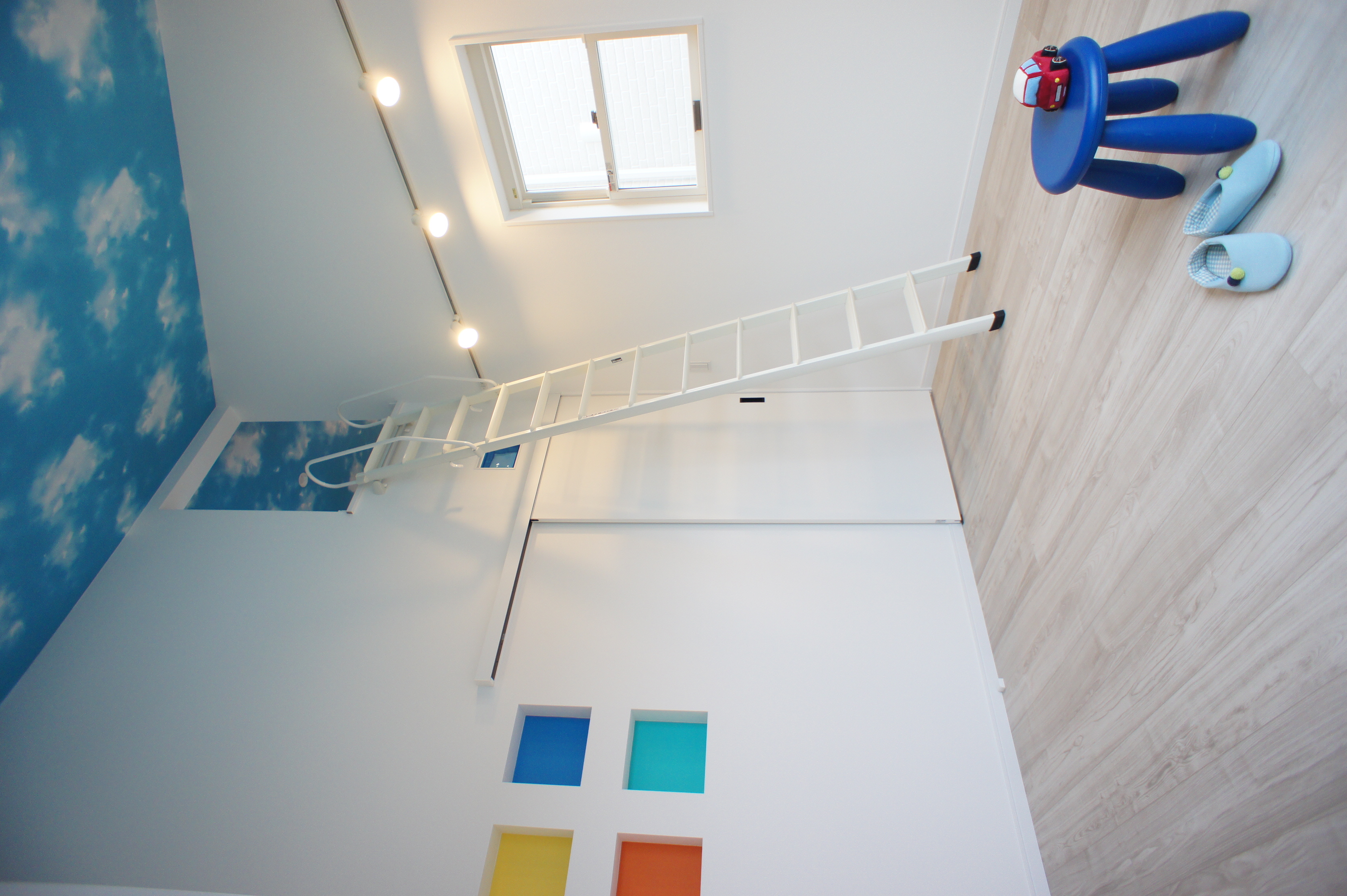小野田産業～designers house project～｜青空を思わせる天井が特徴的で子どもの遊び空間にもなるロフトスペース。はしごでアクセスする小屋裏収納もあり、遊び心をくすぐるデザイン。明るく開放感のある空間が魅力。