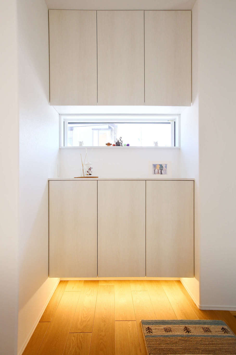 片桐建設【収納力、省エネ、間取り】収納も十分な玄関ホール。ダウンライトが空間に温かみを添える