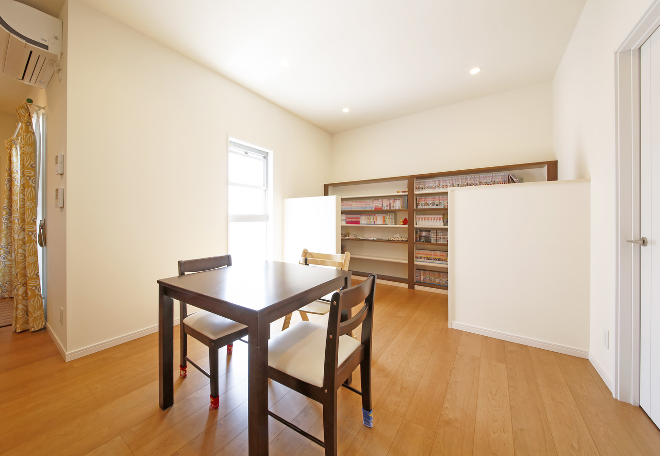 丸昇彦坂建設【デザイン住宅、間取り、インテリア】ダイニングの奥に間仕切り壁を用意。壁の向こうは、パソコンデスクや書棚を備えた趣味のスペースに